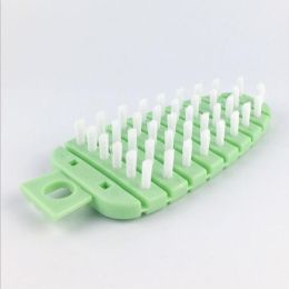 Bendable Carrot Shape Cleaning Brush Fruit and Vegetable Cleaning Brush Reusable and Durable Kitchen Cleaner Tool (Color: green)